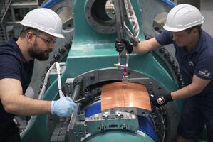 Mitarbeiter beim Service eines Lagers in Windkraftanlage