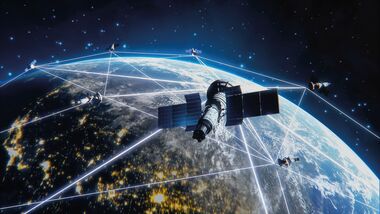 Satellit im All