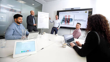 [Translate to English:] Gleitlager Wind Team im Gespräch