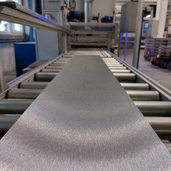 Plattiertes Material am Förderband
