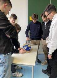 Personengruppe steht rund um ein Gleitlager